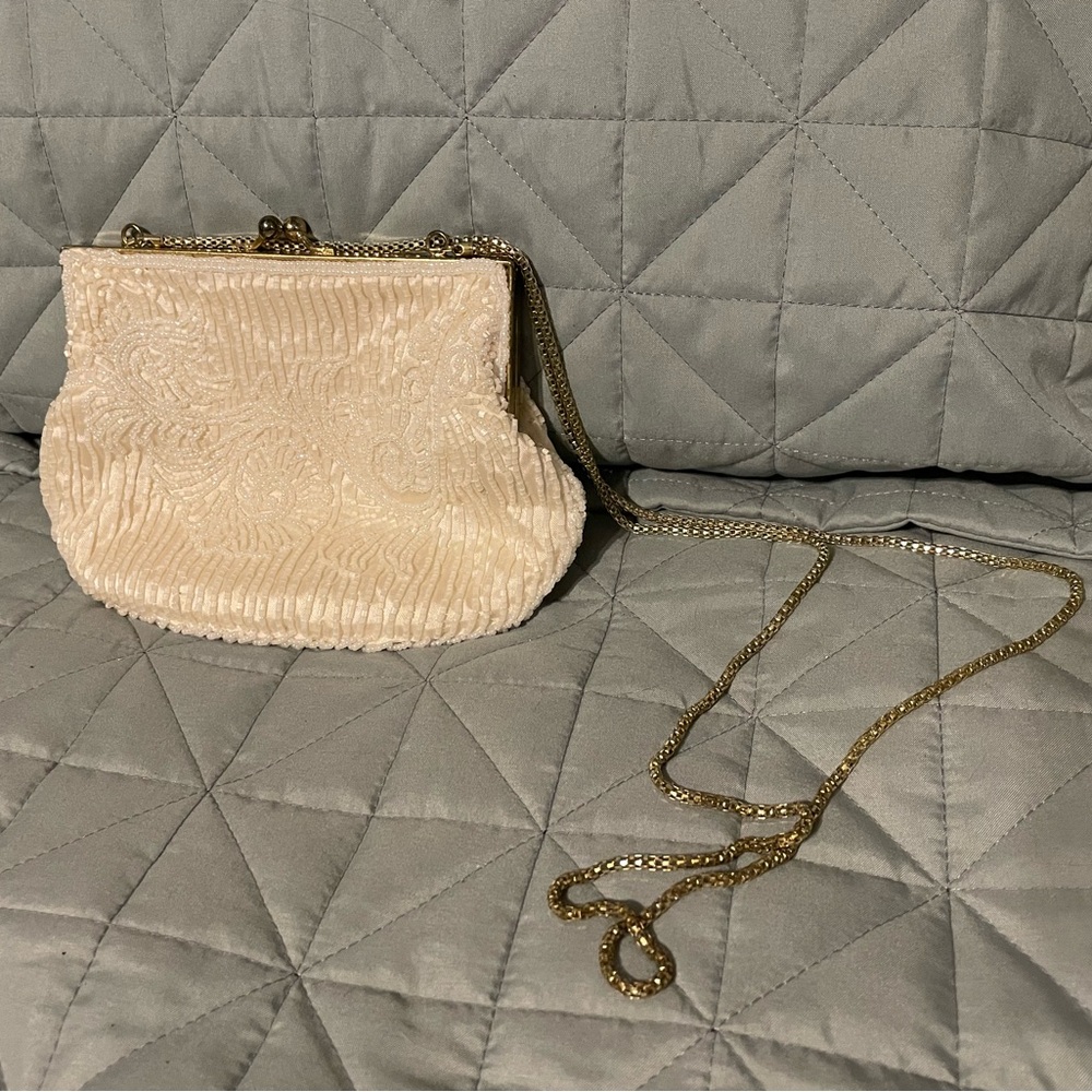 Vintage beaded floral clutch with snap closure and gold chain